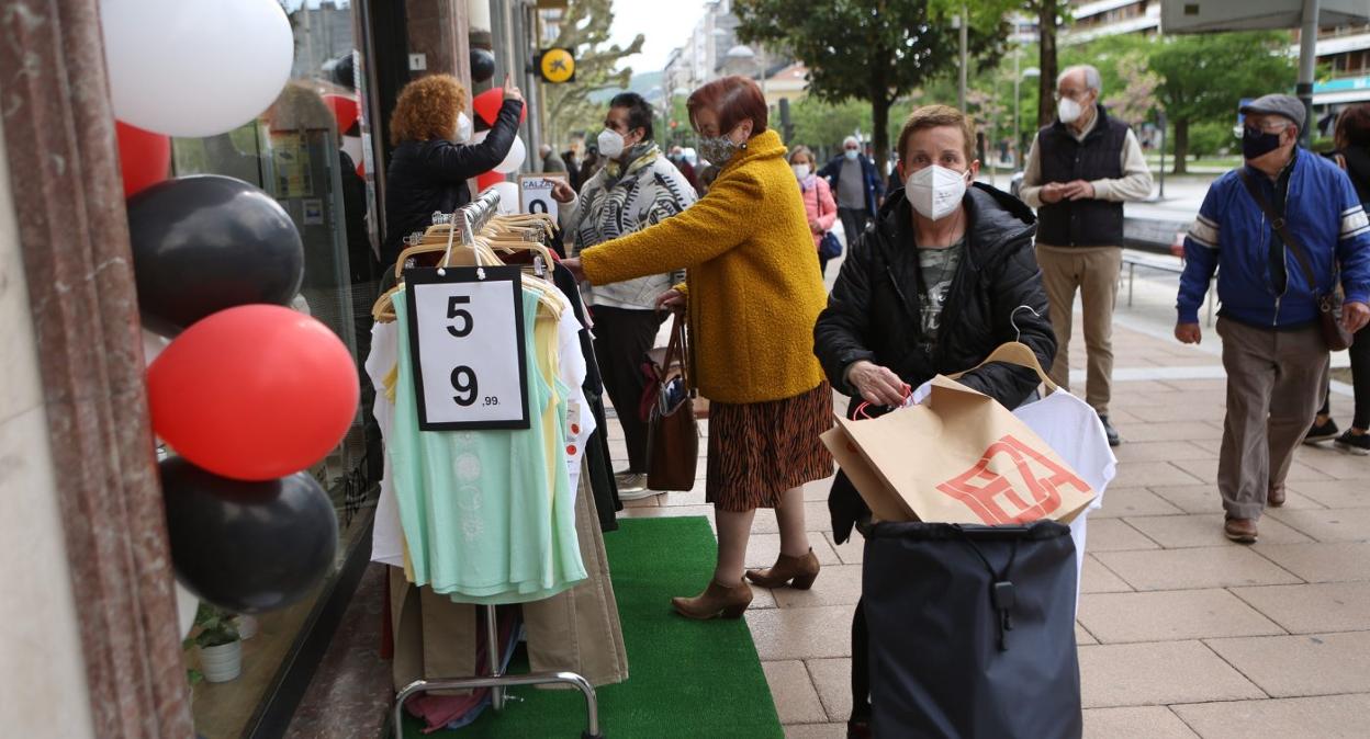 Ayer la tienda de Jeca tuvo bastante movimiento, tanto en el local del paseo de Colón como en el de la calle Serapio Múgica. 