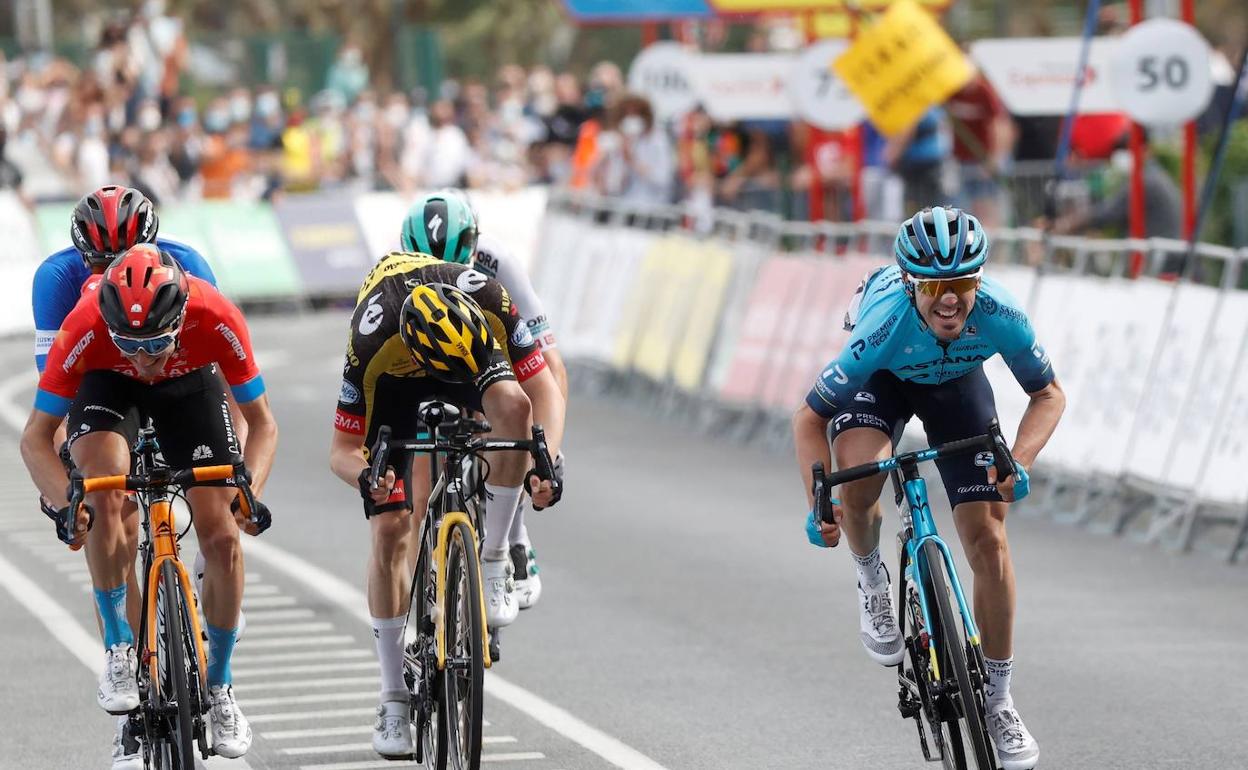 Pello Bilbao y Ion Izagirre, dos top 10 de esta Itzulia, en el sprint de la cuarta etapa en Hondarribia.