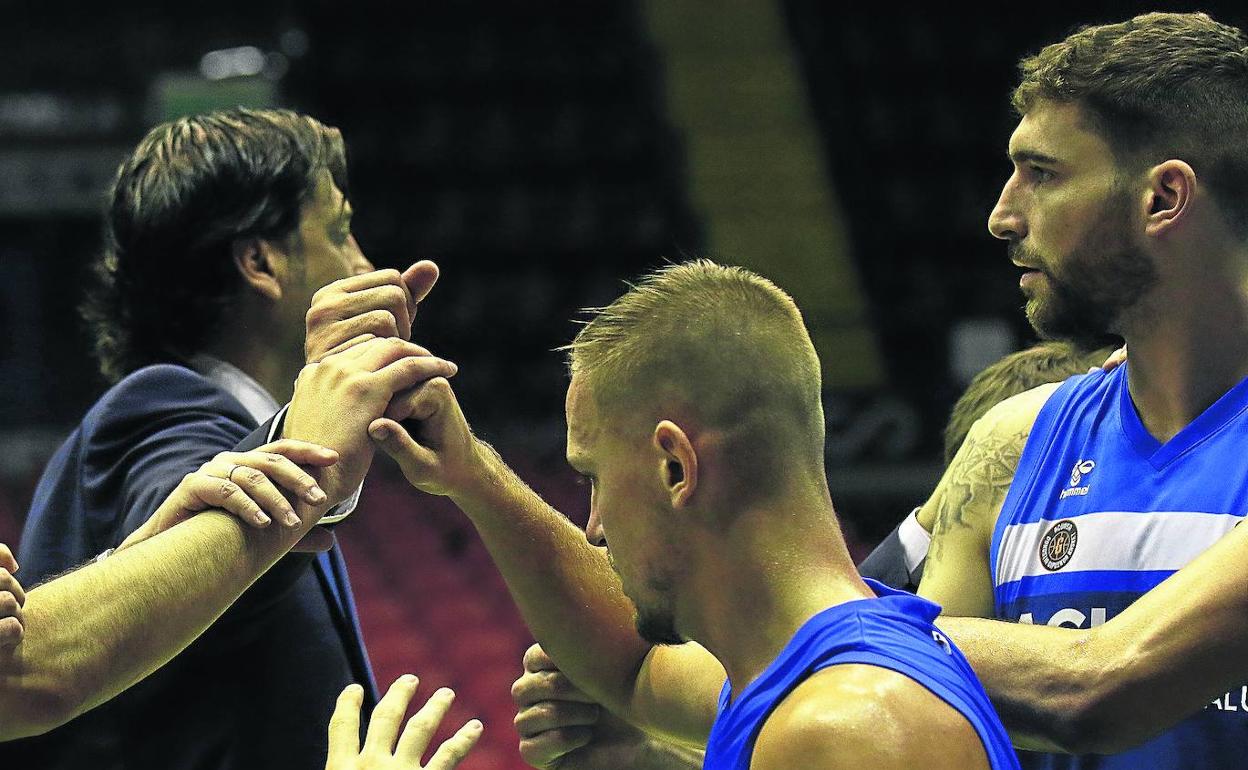 La plantilla del Acunsa GBC se conjura en el partido de ida en Sevilla. 