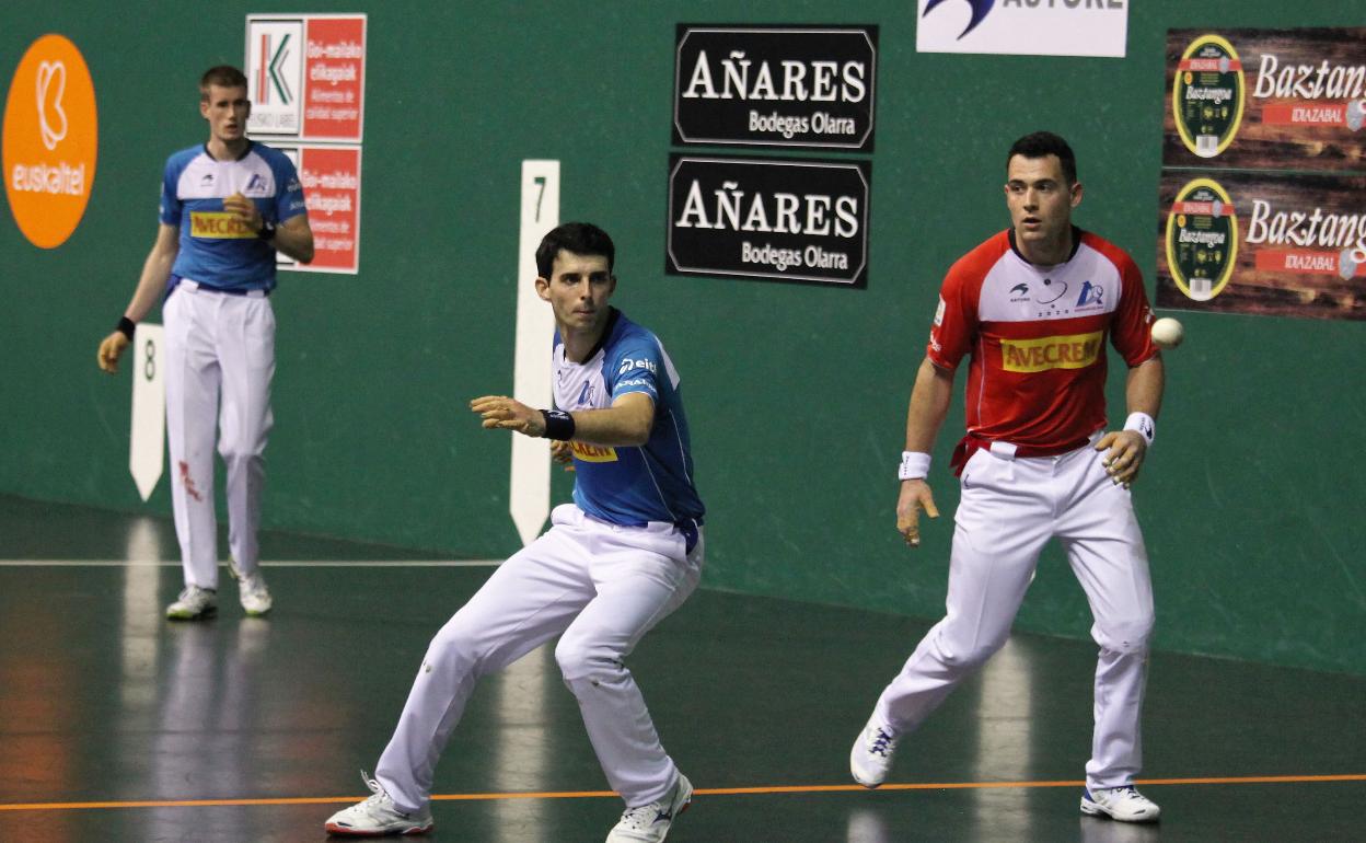 Altuna III, listo para golpear la pelota con Mariezkurrena II al fondo y Jaka al costado del amezketarra.