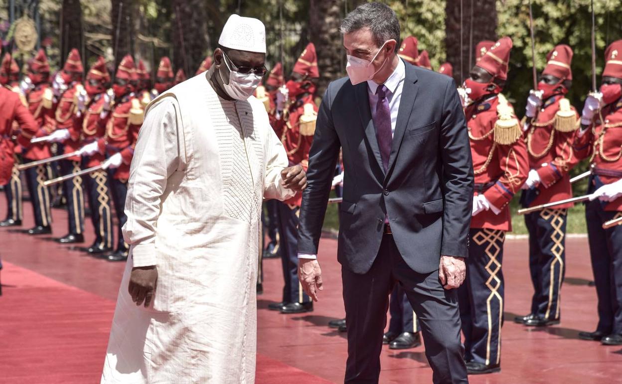 Pedro Sánchez se reunió ayer en Dakar con el presidente de Senegal, Macky Sall. 
