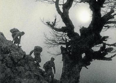 Imagen secundaria 1 - El humo de los bombardeos, la bruma de una Gipuzkoa idílica