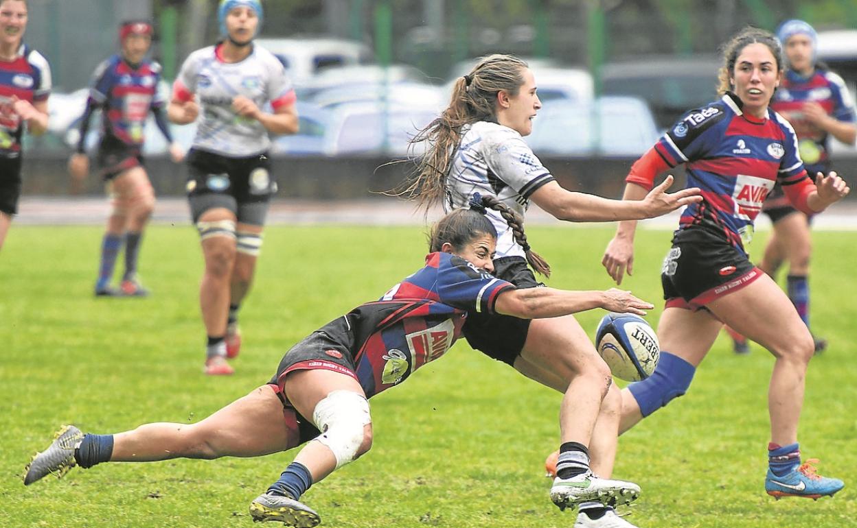 Una jugadora del Eibar placa a una rival.