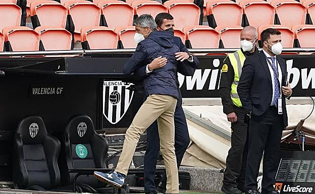 Abrazo de Imanol Alguacil a Javi García. 