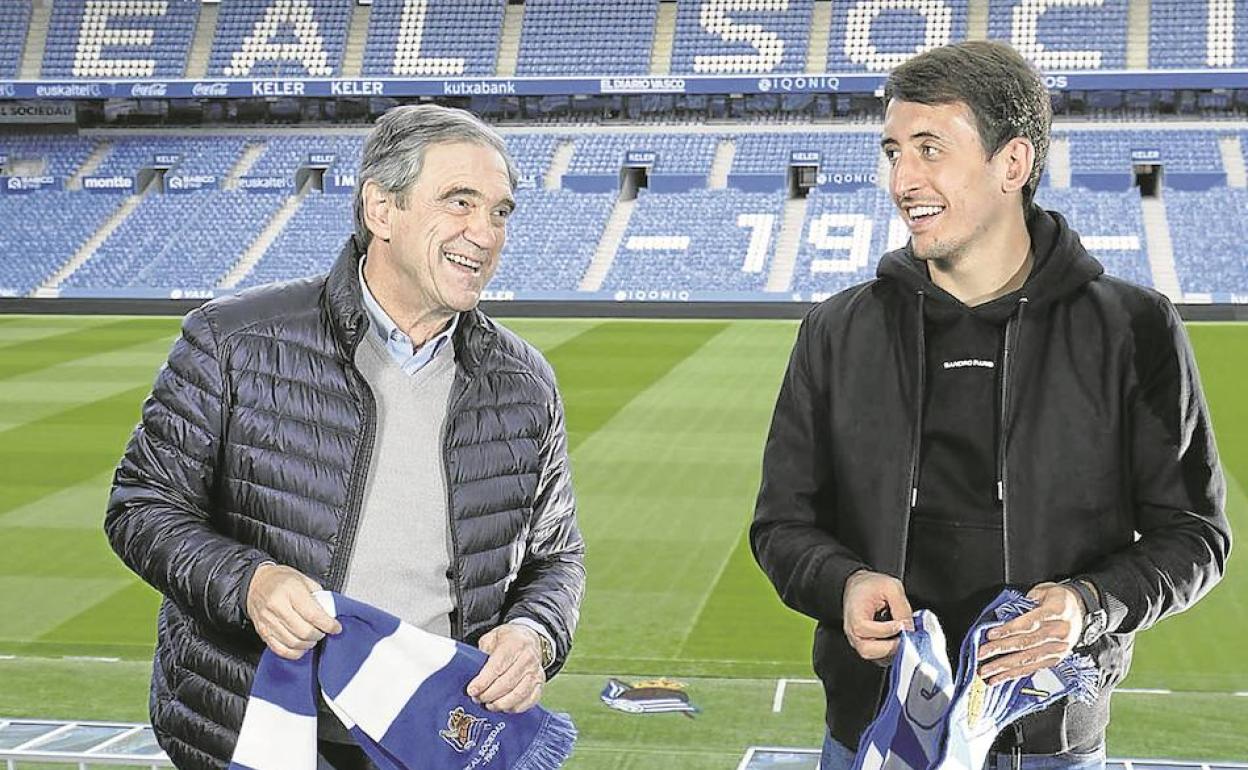 Arconada y Oyarzabal charlan de manera distendida en el Reale Arena. El eterno capitán ha dado el relevo a la juventud.