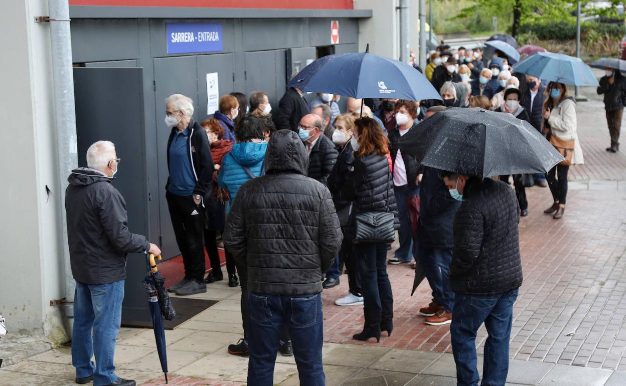 Colas este domingo en el punto de vacunación situado en Illumbe.