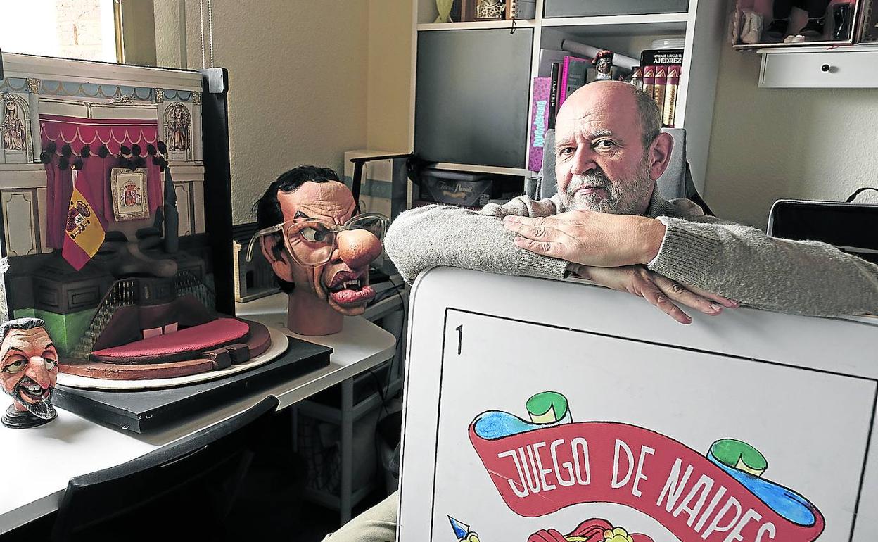 Jesús Zulet en su casa de Alcalá de Henares con la baraja que pintó para 'El Jueves' y los muñecos que hizo para televisión