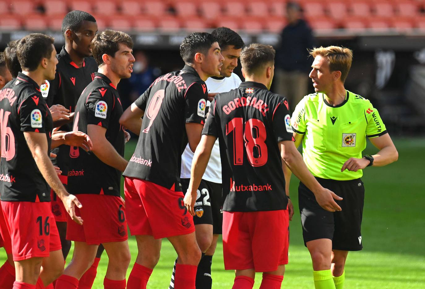 Los realistas protestan a Pizarro Gómez después de que decretara el segundo penalti a favor del Valencia.
