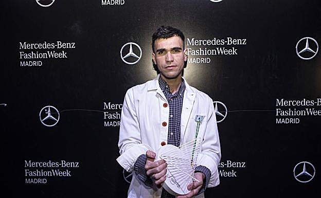 El diseñador Gabriel Nogueiras, director creativo de la firma de moda Rubearth, con el premio. 