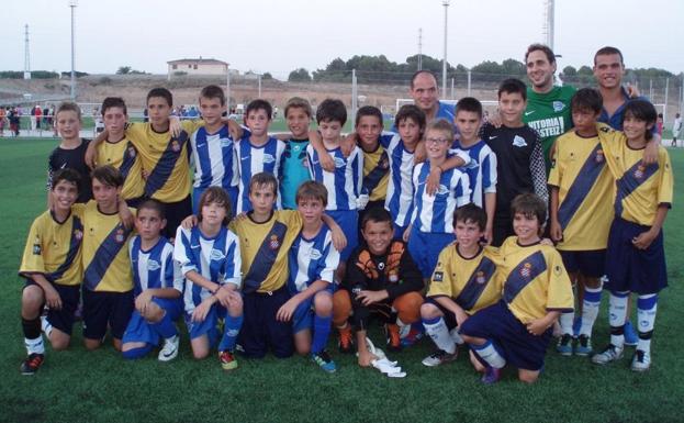 Campeones. Urko, el cuarto por la izquierda en la fila superior, campeón de un torneo de fútbol 7 con el Alavés ante el Espanyol. 