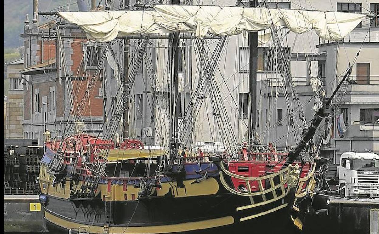 'La fragata 'Étoile du Roy', réplica de un barco corsario de 1745, permanece amarrada en el muelle de Buenavista. 