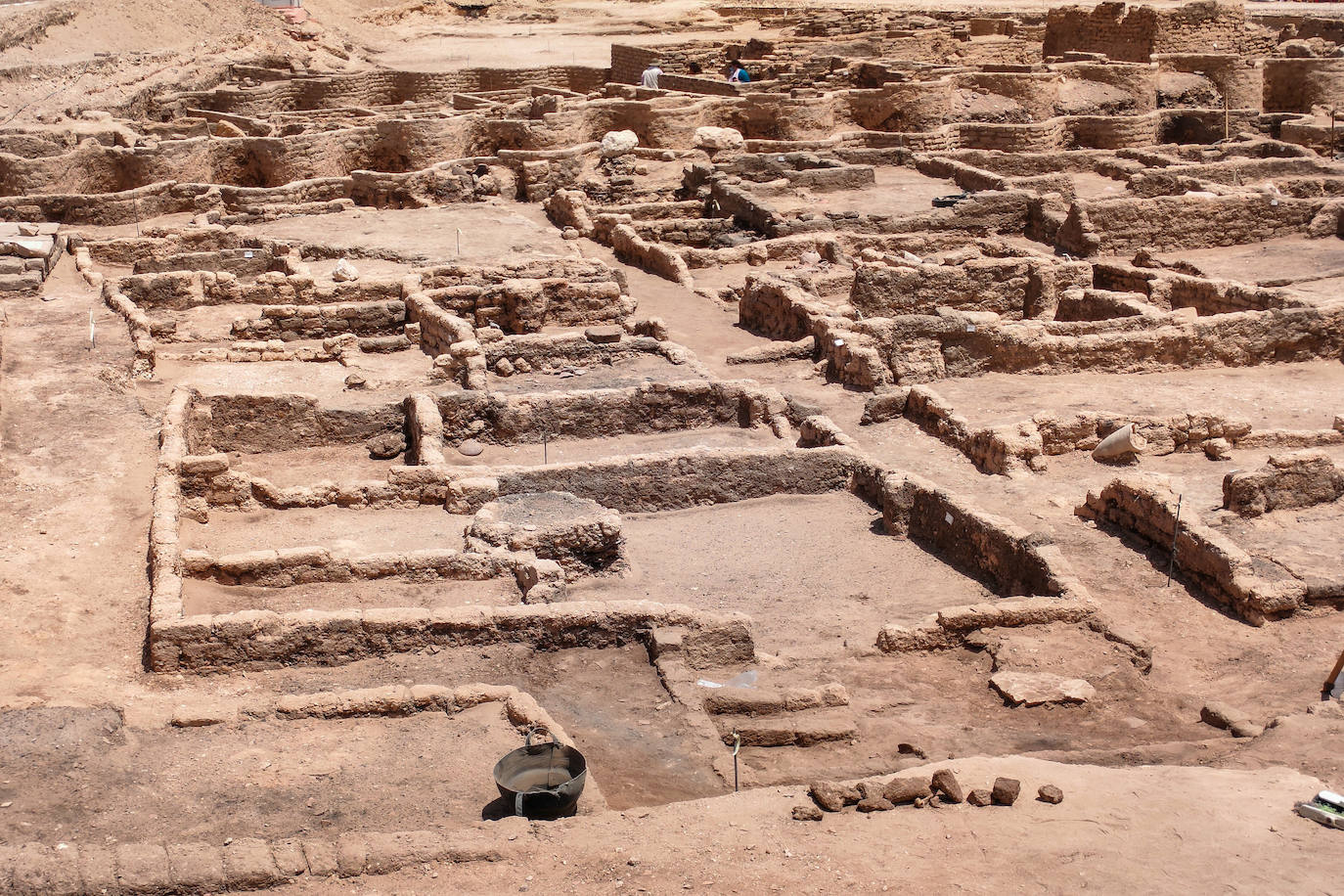 La misión egipcia dirigida por el arqueólogo Zahi Hawass ha descubierto una antigua ciudad en Luxor, 'El ascenso de Atón', que se perdió bajo las arenas hace 3.000 años. Este hallazgo, apodado la 'Ciudad Dorada Perdida', data del reinado de Amenhotep III, y los faraones Tutankamón y Ay la siguieron utilizando. La expedición se sorprendió al descubrir la ciudad más grande jamás encontrada en Egipto. Fundada por uno de los más grandes gobernantes de Egipto, el rey Amenhotep III, el noveno rey de la XVIII dinastía, que gobernó Egipto desde 1391 hasta 1353 a. C., esta ciudad estuvo activa durante la corregencia del gran rey con su hijo, Amenhotep IV/Akenatón. Esta ciudad fue el asentamiento administrativo e industrial más grande de la era del imperio egipcio en la orilla occidental de Luxor. «Las calles de la ciudad están flanqueadas por casas; algunos de sus muros tienen hasta 3 metros de altura y podemos revelar que la ciudad se extiende hacia el oeste, hasta la famosa Deir El-Medina». ha destacado el arqueólogo.