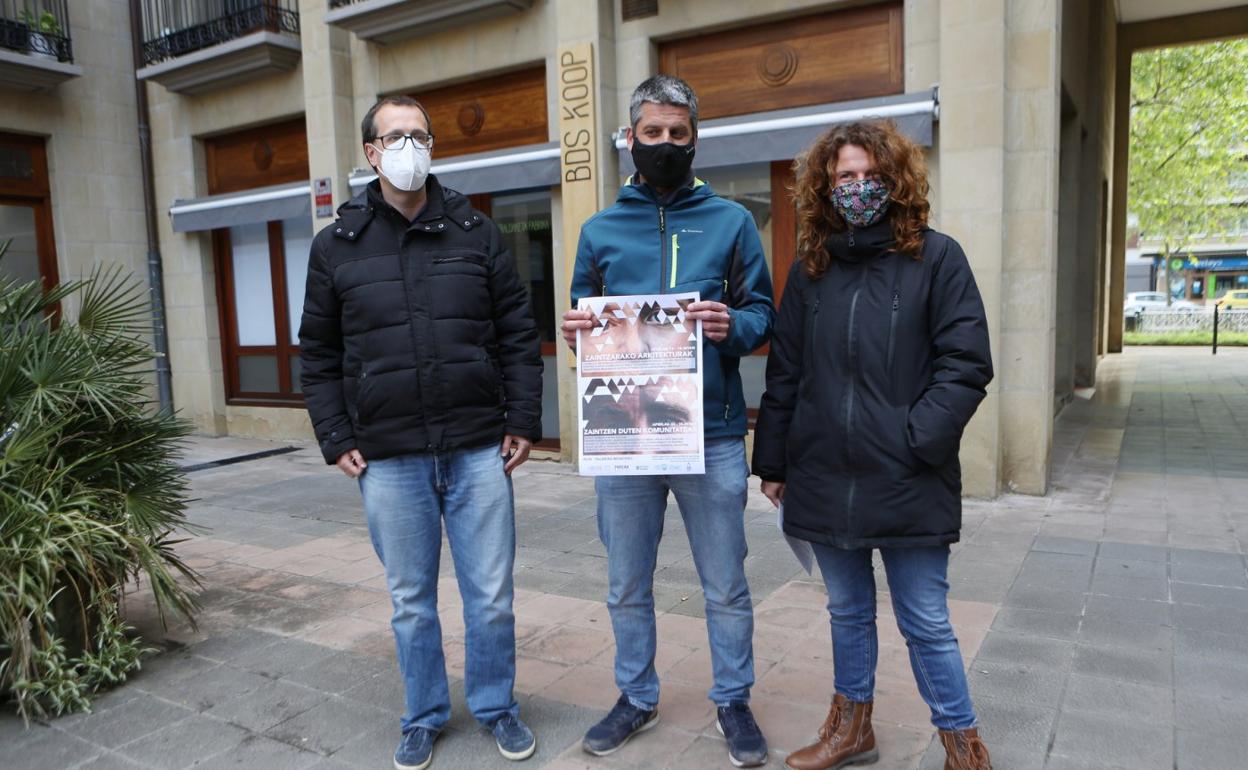 Mikel Valero (Hiritik At) y Oihana Llorente (Parean Berdintasun Elkartea) presentaron las jornadas. 