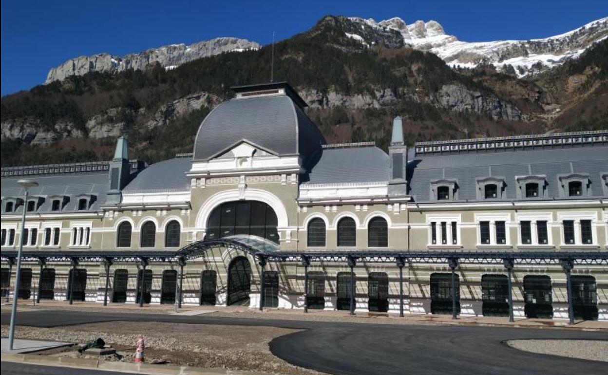Fachada principal de la estación internacional de Canfranc