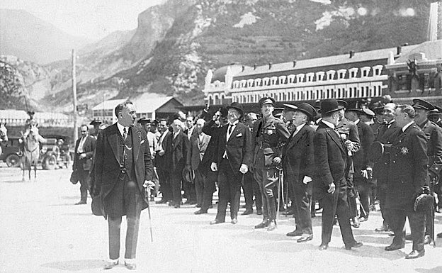 La terminal fue inaugurada en 1928 en presencia del rey Alfonso XIII y el presidente francés Gastón Doumergue. 