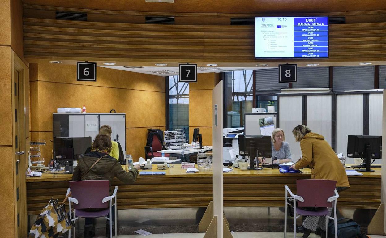 Contribuyentes en las oficinas centrales de la Hacienda foral, en Errotaburu, en la pasada campaña de la Renta. 