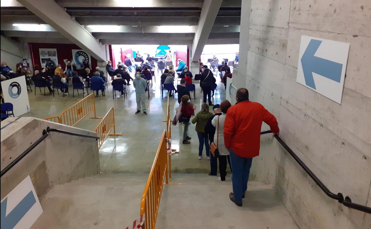 Ciudadanos en Illunbe aguardan para ser vacunados.