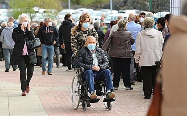 Cuatro de cada 10 vascos de entre 75 y 79 años no han podido obtener su cita online para vacunarse