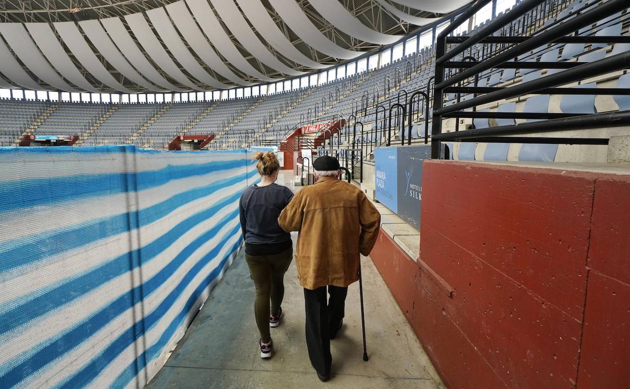 Una mujer acompaña a una persona mayor en 
