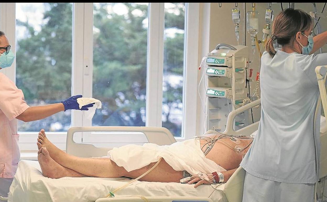 Un paciente, en la UCI del Hospital Donostia.