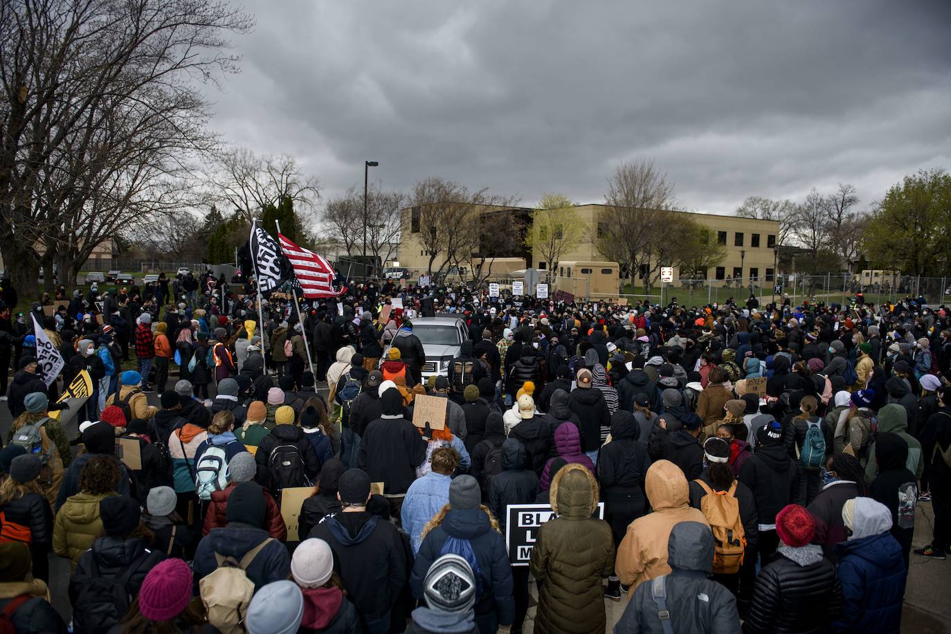 Minnesota moviliza la Guardia Nacional por protestas en Brooklyn Center por la muerte de un hombre negro en incidente con la policía. 