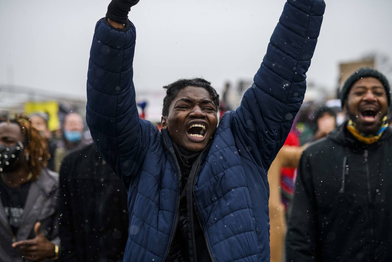 Minnesota moviliza la Guardia Nacional por protestas en Brooklyn Center por la muerte de un hombre negro en incidente con la policía. 