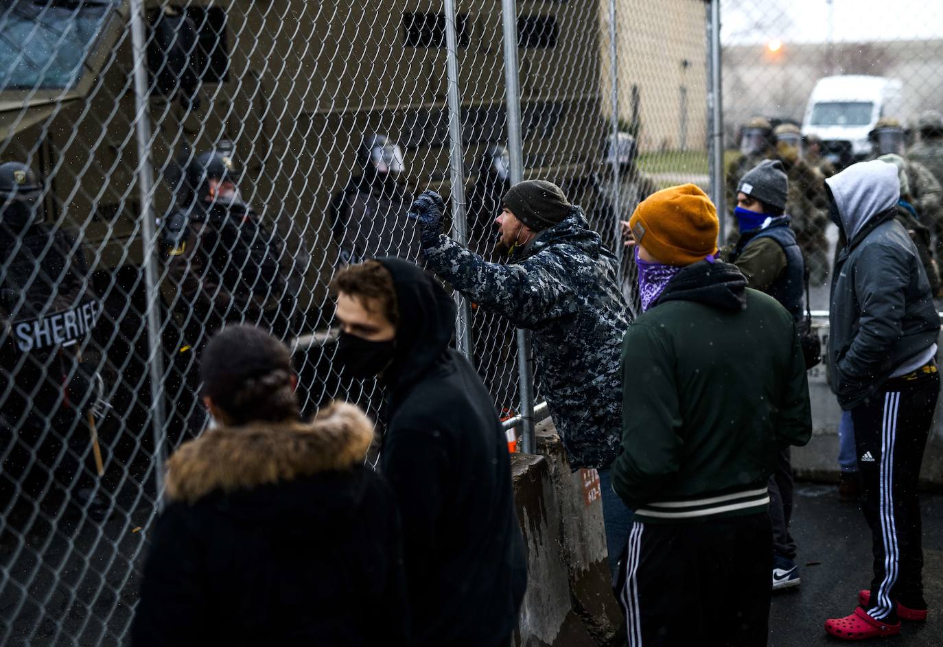 Minnesota moviliza la Guardia Nacional por protestas en Brooklyn Center por la muerte de un hombre negro en incidente con la policía. 