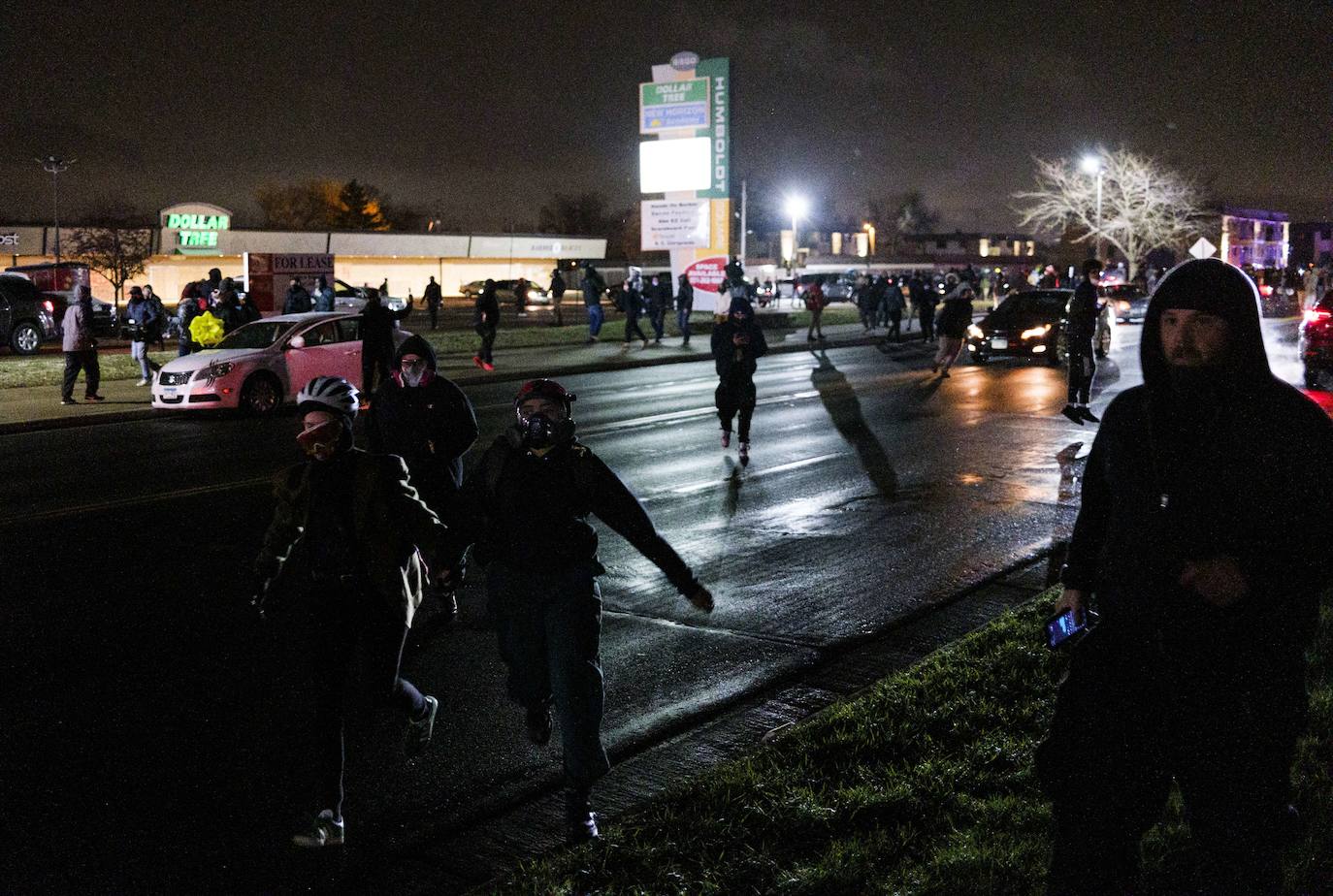 Minnesota moviliza la Guardia Nacional por protestas en Brooklyn Center por la muerte de un hombre negro en incidente con la policía. 