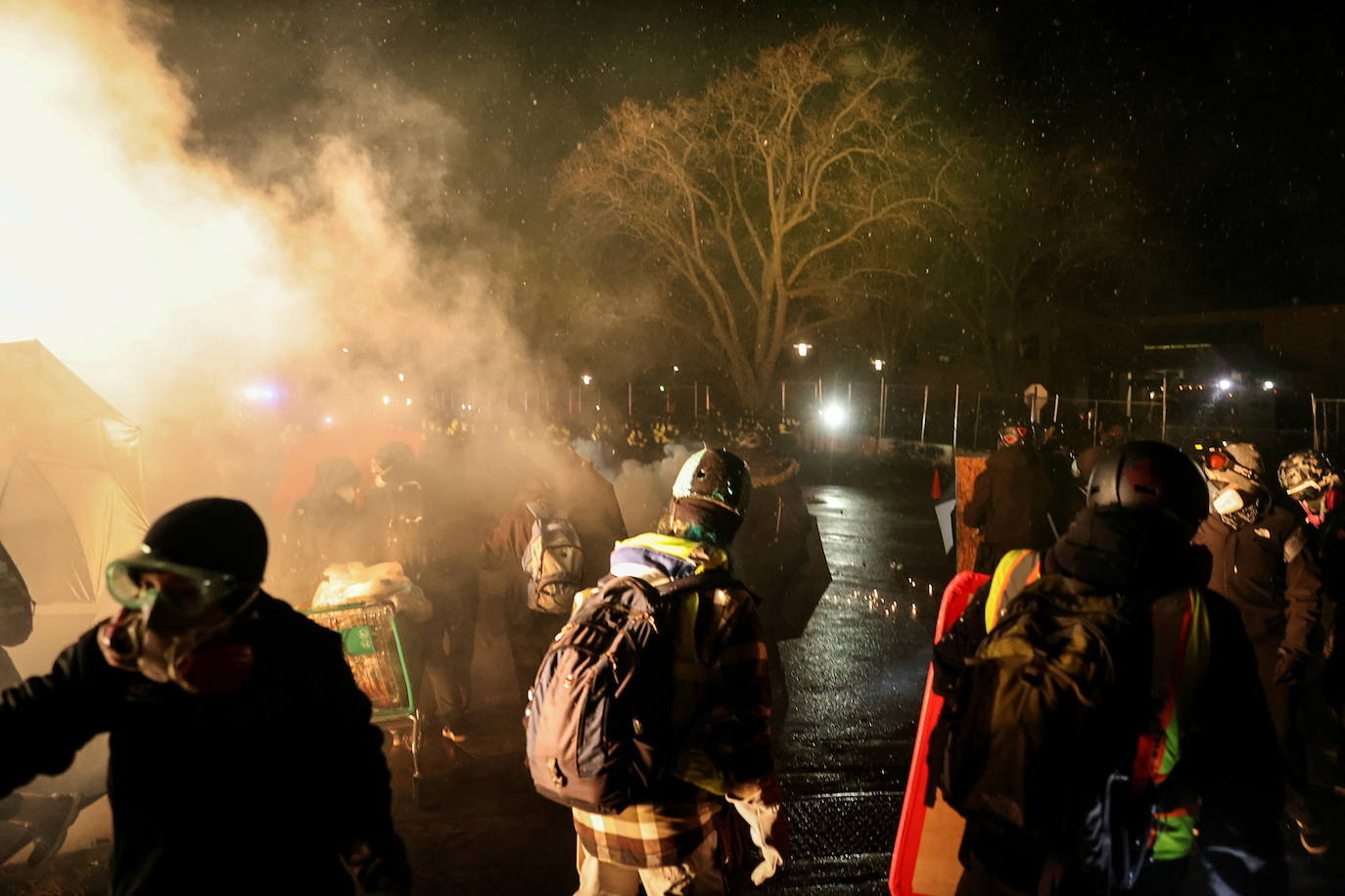 Minnesota moviliza la Guardia Nacional por protestas en Brooklyn Center por la muerte de un hombre negro en incidente con la policía. 