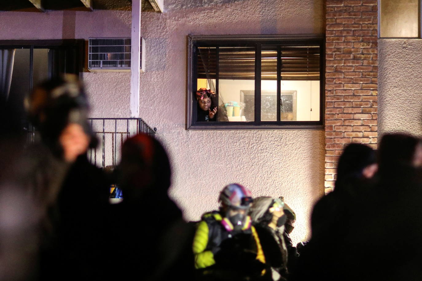 Minnesota moviliza la Guardia Nacional por protestas en Brooklyn Center por la muerte de un hombre negro en incidente con la policía. 