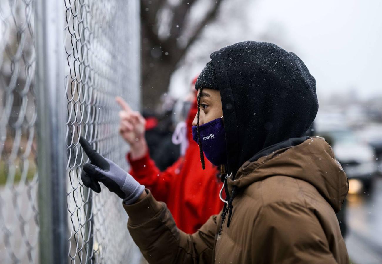 Minnesota moviliza la Guardia Nacional por protestas en Brooklyn Center por la muerte de un hombre negro en incidente con la policía. 
