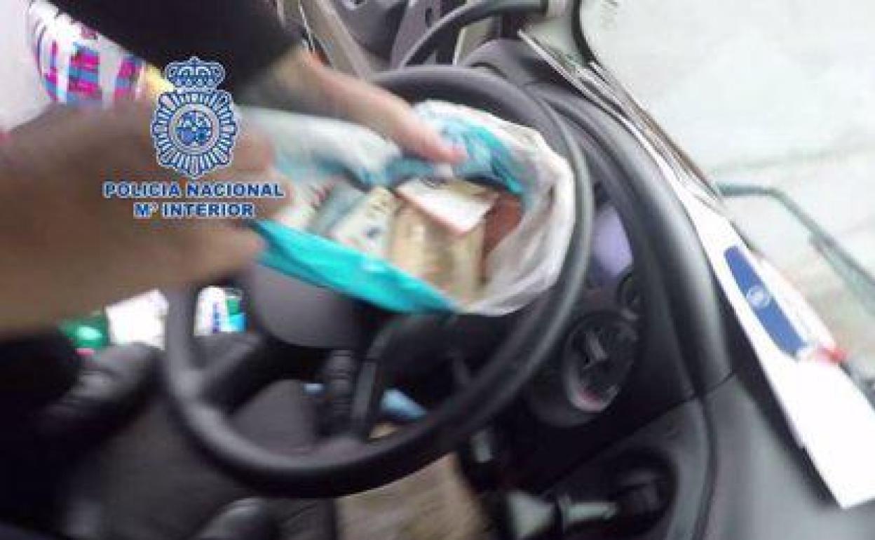 La Policía incautó casi 5.000 euros dentro de un camión. 