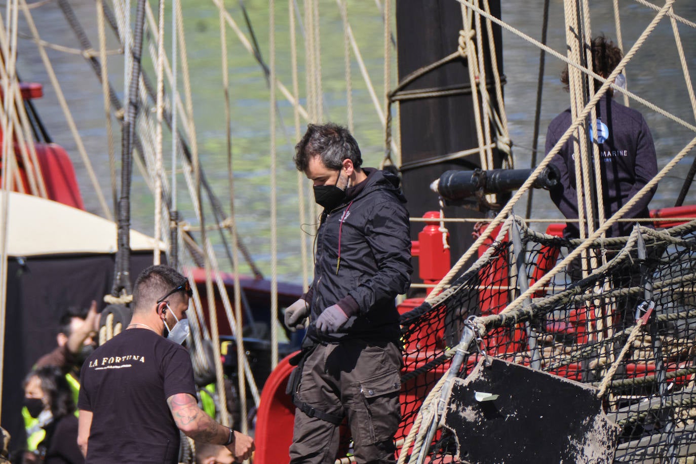 Personas vestidas con atuendo de época, maquilladoras dando los últimos retoques, técnicos de imagen y sonido, pantallas reflectantes y un continuo ir y venir de furgonetas alquiladas de las que descendían desde monjes hasta soldados, pasando por un sinfín de personajes caracterizados con todo lujo de detalle. El puerto de Pasaia se convirtió ayer en un enorme plató cinematográfico al aire libre para rodar uno de los episodios clave de 'La Fortuna', la primera serie para televisión que dirige Alejandro Amenábar.