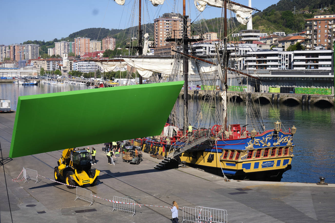 Personas vestidas con atuendo de época, maquilladoras dando los últimos retoques, técnicos de imagen y sonido, pantallas reflectantes y un continuo ir y venir de furgonetas alquiladas de las que descendían desde monjes hasta soldados, pasando por un sinfín de personajes caracterizados con todo lujo de detalle. El puerto de Pasaia se convirtió ayer en un enorme plató cinematográfico al aire libre para rodar uno de los episodios clave de 'La Fortuna', la primera serie para televisión que dirige Alejandro Amenábar.