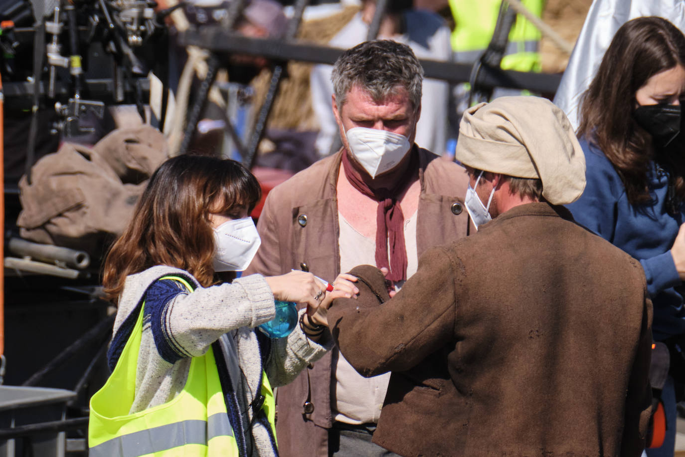 Personas vestidas con atuendo de época, maquilladoras dando los últimos retoques, técnicos de imagen y sonido, pantallas reflectantes y un continuo ir y venir de furgonetas alquiladas de las que descendían desde monjes hasta soldados, pasando por un sinfín de personajes caracterizados con todo lujo de detalle. El puerto de Pasaia se convirtió ayer en un enorme plató cinematográfico al aire libre para rodar uno de los episodios clave de 'La Fortuna', la primera serie para televisión que dirige Alejandro Amenábar.