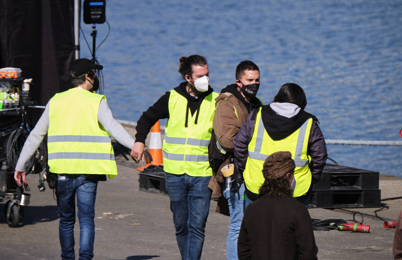 Personas vestidas con atuendo de época, maquilladoras dando los últimos retoques, técnicos de imagen y sonido, pantallas reflectantes y un continuo ir y venir de furgonetas alquiladas de las que descendían desde monjes hasta soldados, pasando por un sinfín de personajes caracterizados con todo lujo de detalle. El puerto de Pasaia se convirtió ayer en un enorme plató cinematográfico al aire libre para rodar uno de los episodios clave de 'La Fortuna', la primera serie para televisión que dirige Alejandro Amenábar.