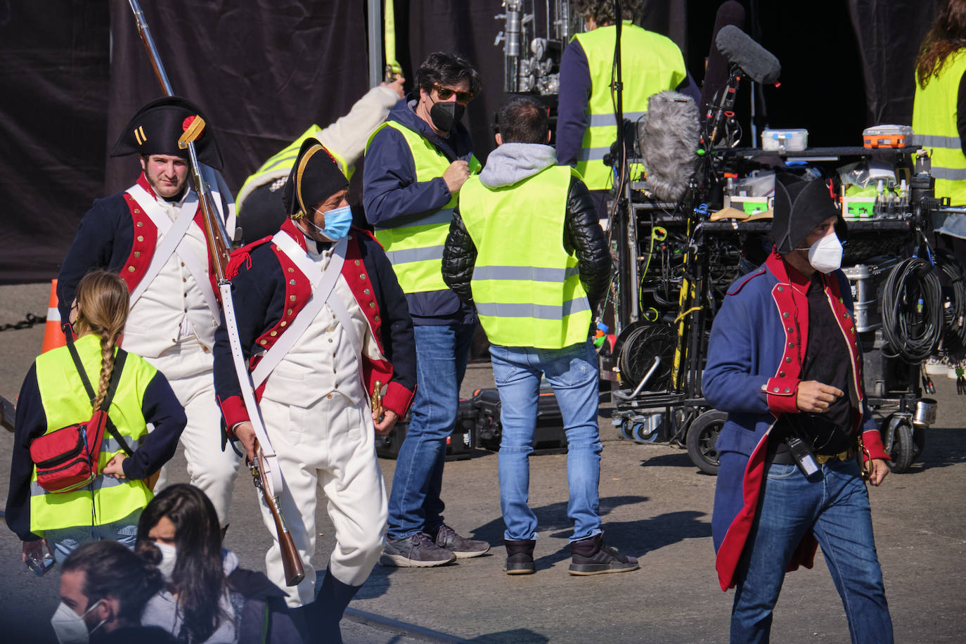 Personas vestidas con atuendo de época, maquilladoras dando los últimos retoques, técnicos de imagen y sonido, pantallas reflectantes y un continuo ir y venir de furgonetas alquiladas de las que descendían desde monjes hasta soldados, pasando por un sinfín de personajes caracterizados con todo lujo de detalle. El puerto de Pasaia se convirtió ayer en un enorme plató cinematográfico al aire libre para rodar uno de los episodios clave de 'La Fortuna', la primera serie para televisión que dirige Alejandro Amenábar.
