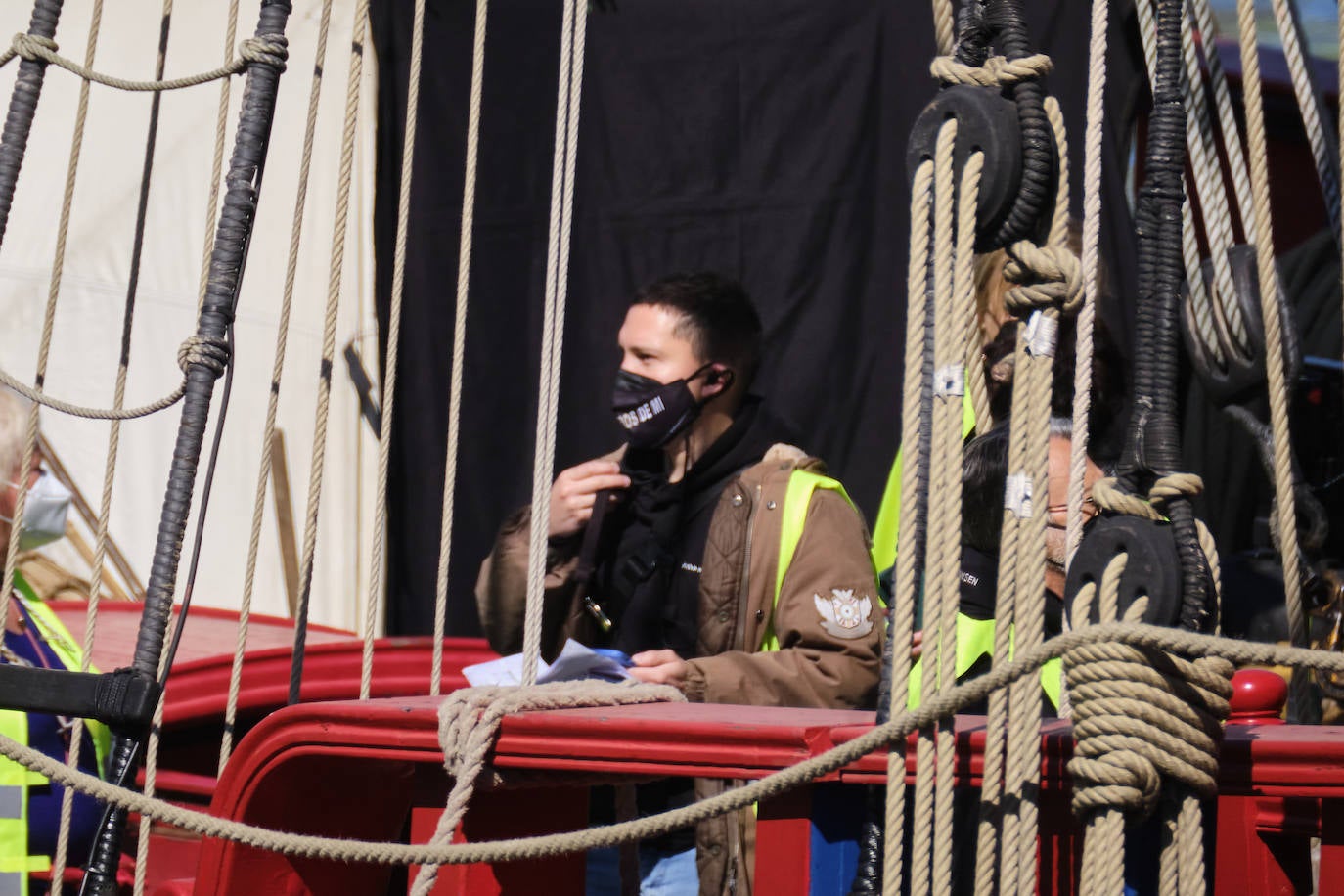Personas vestidas con atuendo de época, maquilladoras dando los últimos retoques, técnicos de imagen y sonido, pantallas reflectantes y un continuo ir y venir de furgonetas alquiladas de las que descendían desde monjes hasta soldados, pasando por un sinfín de personajes caracterizados con todo lujo de detalle. El puerto de Pasaia se convirtió ayer en un enorme plató cinematográfico al aire libre para rodar uno de los episodios clave de 'La Fortuna', la primera serie para televisión que dirige Alejandro Amenábar.