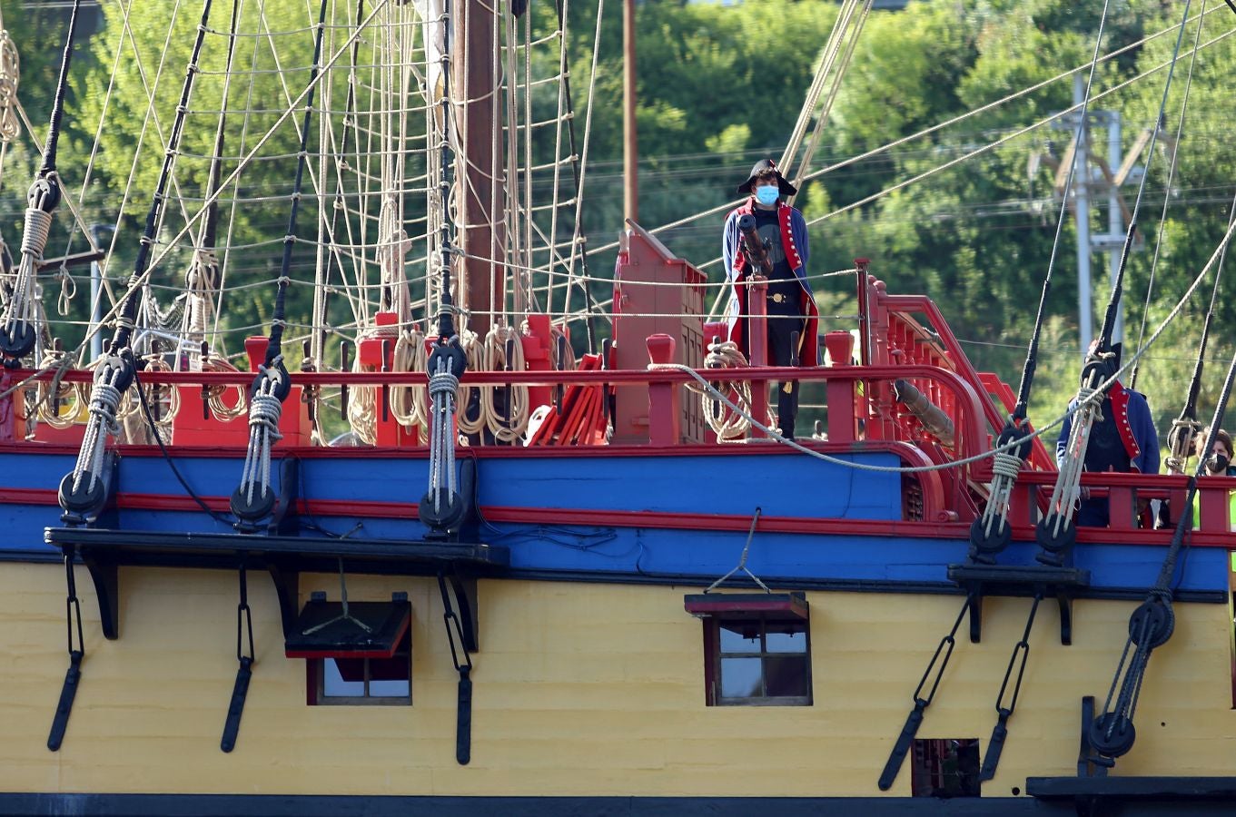 Personas vestidas con atuendo de época, maquilladoras dando los últimos retoques, técnicos de imagen y sonido, pantallas reflectantes y un continuo ir y venir de furgonetas alquiladas de las que descendían desde monjes hasta soldados, pasando por un sinfín de personajes caracterizados con todo lujo de detalle. El puerto de Pasaia se convirtió ayer en un enorme plató cinematográfico al aire libre para rodar uno de los episodios clave de 'La Fortuna', la primera serie para televisión que dirige Alejandro Amenábar.
