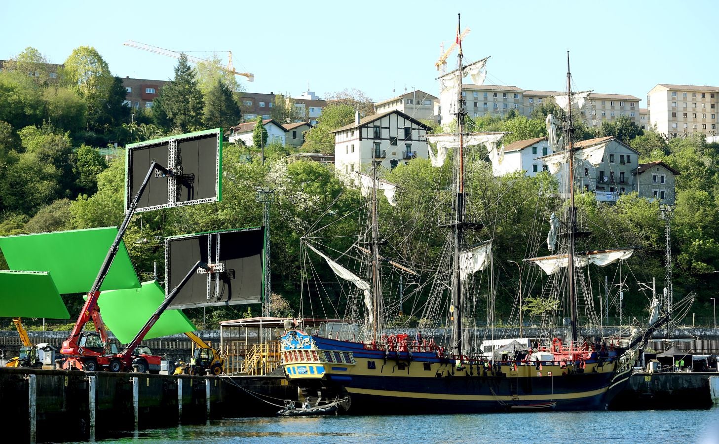 Personas vestidas con atuendo de época, maquilladoras dando los últimos retoques, técnicos de imagen y sonido, pantallas reflectantes y un continuo ir y venir de furgonetas alquiladas de las que descendían desde monjes hasta soldados, pasando por un sinfín de personajes caracterizados con todo lujo de detalle. El puerto de Pasaia se convirtió ayer en un enorme plató cinematográfico al aire libre para rodar uno de los episodios clave de 'La Fortuna', la primera serie para televisión que dirige Alejandro Amenábar.