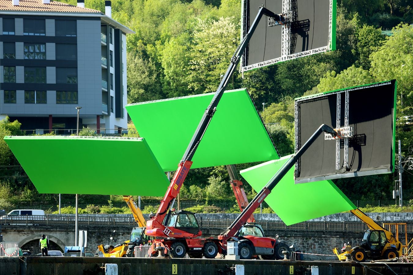 Personas vestidas con atuendo de época, maquilladoras dando los últimos retoques, técnicos de imagen y sonido, pantallas reflectantes y un continuo ir y venir de furgonetas alquiladas de las que descendían desde monjes hasta soldados, pasando por un sinfín de personajes caracterizados con todo lujo de detalle. El puerto de Pasaia se convirtió ayer en un enorme plató cinematográfico al aire libre para rodar uno de los episodios clave de 'La Fortuna', la primera serie para televisión que dirige Alejandro Amenábar.