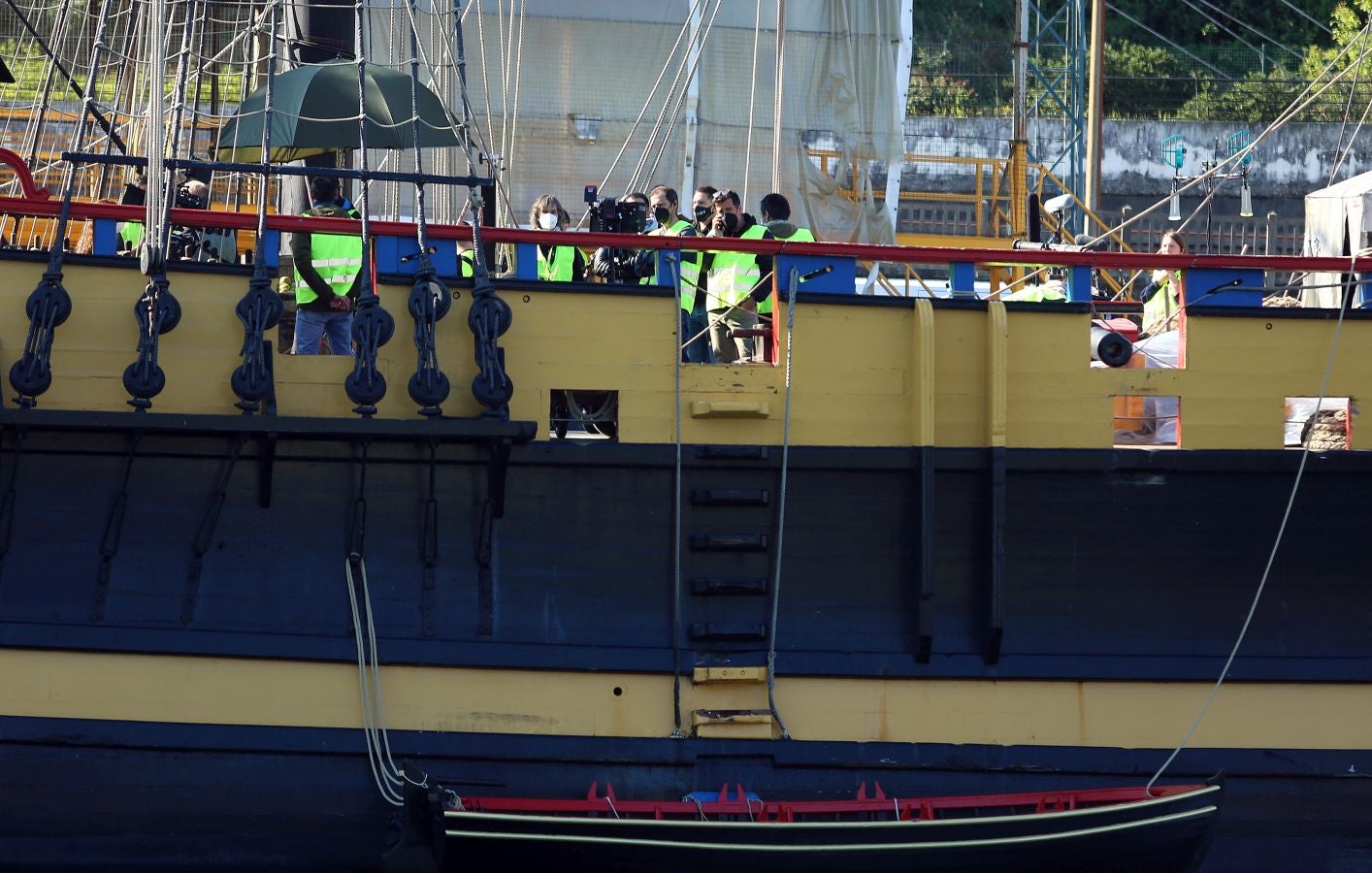 Personas vestidas con atuendo de época, maquilladoras dando los últimos retoques, técnicos de imagen y sonido, pantallas reflectantes y un continuo ir y venir de furgonetas alquiladas de las que descendían desde monjes hasta soldados, pasando por un sinfín de personajes caracterizados con todo lujo de detalle. El puerto de Pasaia se convirtió ayer en un enorme plató cinematográfico al aire libre para rodar uno de los episodios clave de 'La Fortuna', la primera serie para televisión que dirige Alejandro Amenábar.