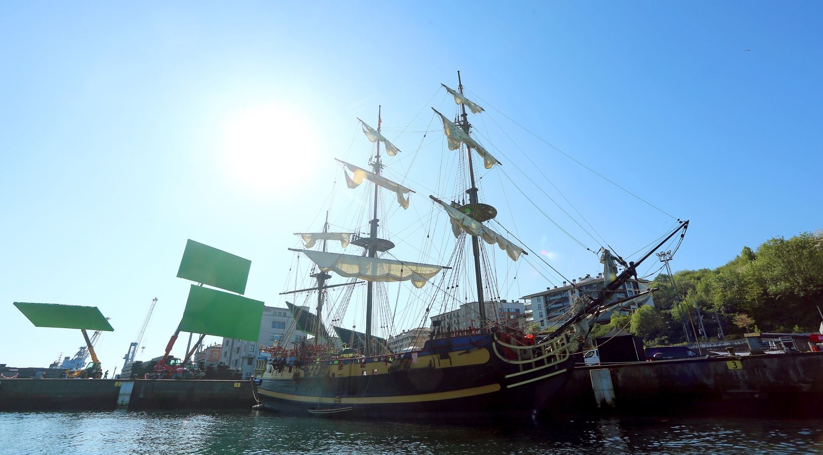 Personas vestidas con atuendo de época, maquilladoras dando los últimos retoques, técnicos de imagen y sonido, pantallas reflectantes y un continuo ir y venir de furgonetas alquiladas de las que descendían desde monjes hasta soldados, pasando por un sinfín de personajes caracterizados con todo lujo de detalle. El puerto de Pasaia se convirtió ayer en un enorme plató cinematográfico al aire libre para rodar uno de los episodios clave de 'La Fortuna', la primera serie para televisión que dirige Alejandro Amenábar.