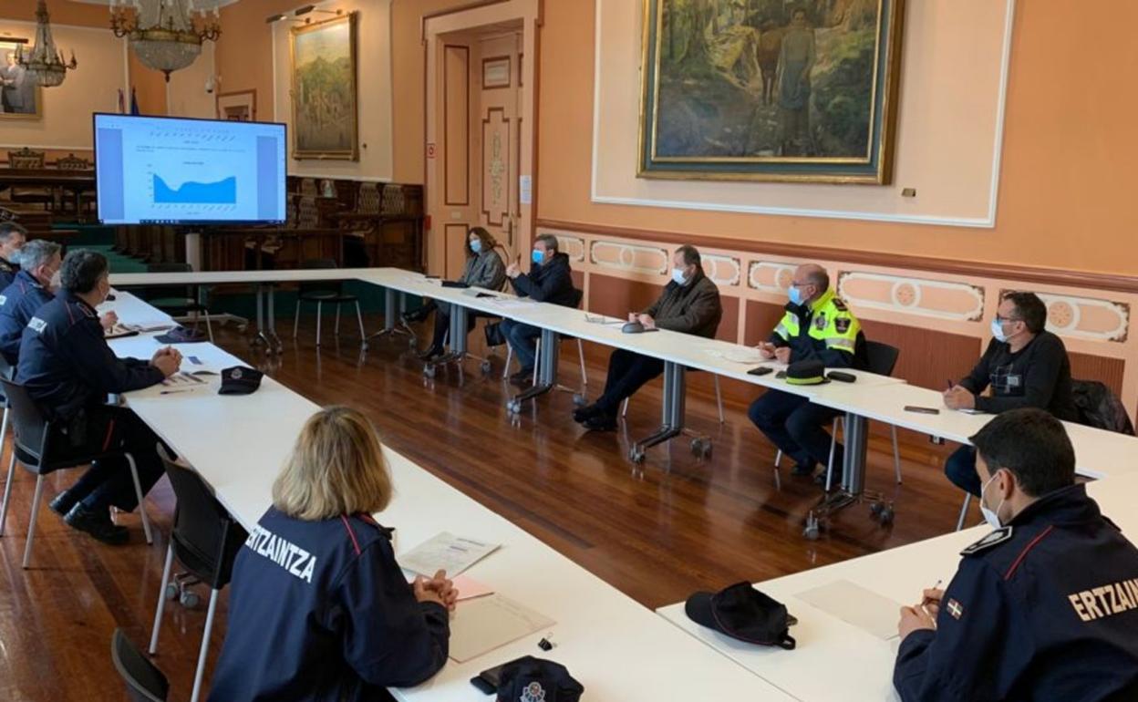 Reunión en el ayuntamiento de la Comisión de Coordinación entre Ertzaintza y Policía Local.
