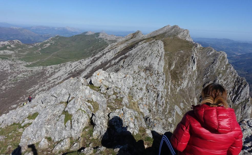 Foto: Línea de la sierra de Aizkorri con varias de sus cimas, Aitxuri entre ellas. / Vídeo: Las vistas desde la zona.