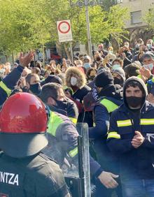 Imagen secundaria 2 - Algunos momentos de tensión de la protesta vivida esta mañana de viernes frente al Parlamento vasco. 