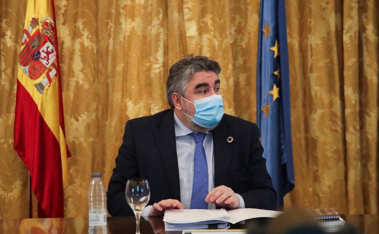 El ministro Rodríguez Uribes, durante la reunión del patronato de la Biblioteca Nacional. 