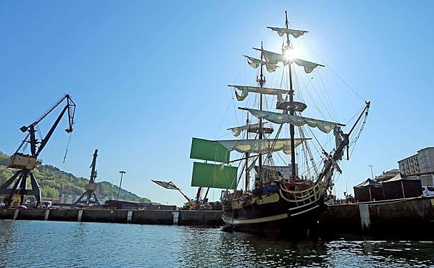 Imagen principal - Amenábar libra una batalla naval en Pasaia