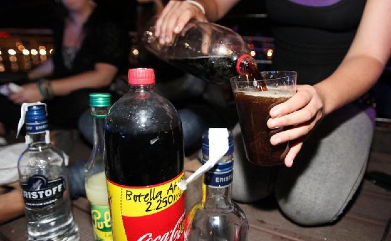 Sorprenden a diez jóvenes de botellón en Oñati y sancionan a un hostelero de Astigarraga por no cerrar en hora