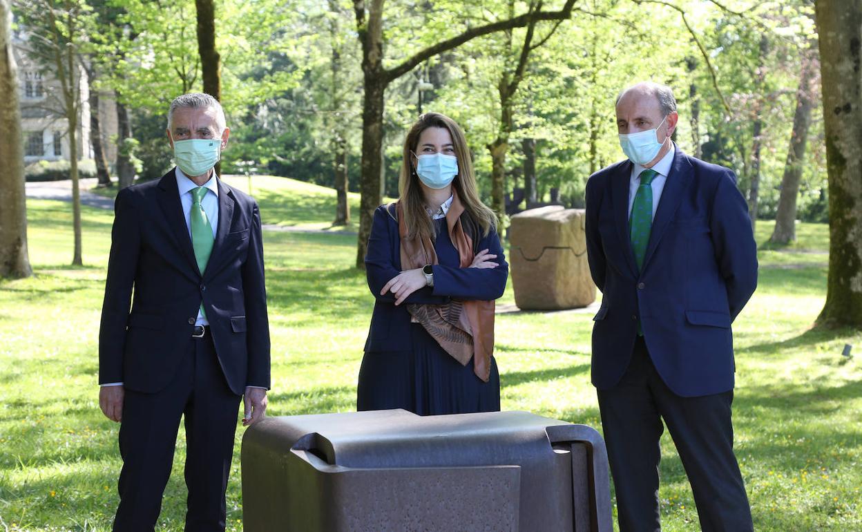 La directora del centro, Mireia Massagué, junto al presidente de la Fundación Iberdrola, Fernando García Sánchez; y el director del Comité de Fundaciones del Grupo Iberdrola, Ramón Castresana.